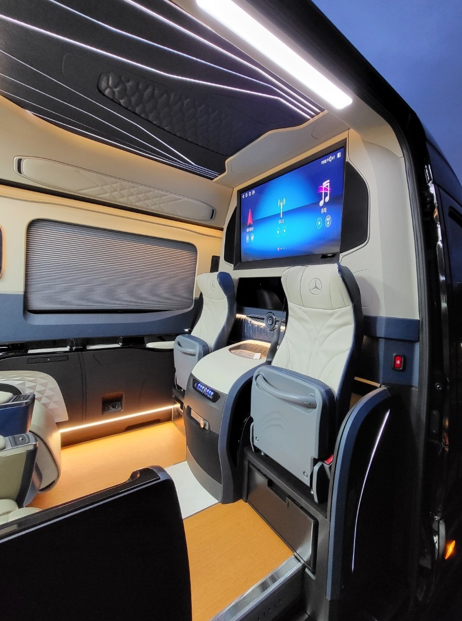VIP 의전 이동을 위한 벤츠 스프린터 리무진 실내 공간
